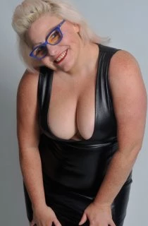 Mollie Foxxx - Mollie is a curvaceous tattooed British MILF who clearly enjoys being on camera. BBW lovers wont want to miss this fiery foxxx