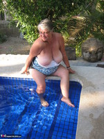 Girdle Goddess. Butt Naked In The Swimming Pool Free Pic 6