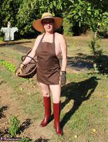 Mary Bitch. In My Garden In Rubber Boots Free Pic 1