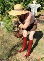 Mary Bitch. In My Garden In Rubber Boots Free Pic 3