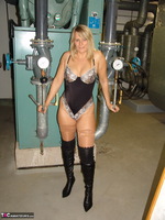 Sweet Susi. In The Engine Room Free Pic 1