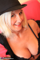 Molly MILF. Trilby Hat Babe Free Pic 3