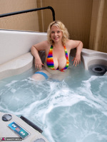 Sindy Bust. In The Hot Tub Free Pic 11