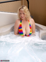 Sindy Bust. In The Hot Tub Free Pic 12