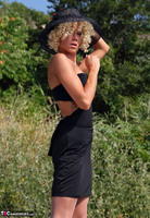 Eva Diangelo. Pantyhose on the promenade Free Pic 5