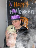 Cheeky Dee. Zombie Bride Free Pic 10