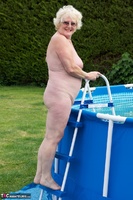 SpeedyBee. Fun In The Pool Free Pic 1