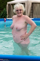 SpeedyBee. Fun In The Pool Free Pic 7