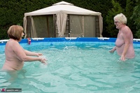 SpeedyBee. Fun In The Pool Free Pic 15