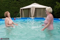 SpeedyBee. Fun In The Pool Free Pic 17