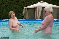 SpeedyBee. Fun In The Pool Free Pic 18