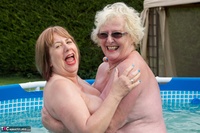 SpeedyBee. Fun In The Pool Free Pic 19