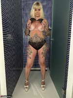 Inked MILF. Hot Bikini with Sexy Heels Free Pic 10