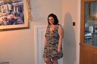 Cheeky Dee. Showing off my curves Free Pic 3