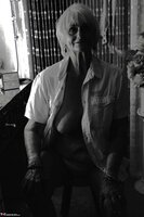 Sparkle. Retro Black and White GILF Free Pic 10