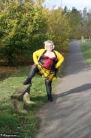Lexie Cummings. Flashing In My Yellow Kilt Free Pic 7