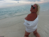 Barby. White Shirt Free Pic 6