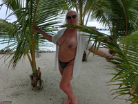 Barby. White Shirt Free Pic 12