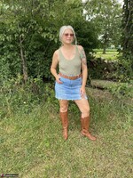Lil Ms Muffet. Lick my boots and my ass Free Pic 1