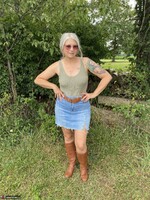 Lil Ms Muffet. Lick my boots and my ass Free Pic 2