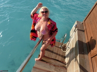 Barby. Stripping In The Maldives Free Pic 3