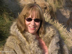 SpeedyBee - Fur Coat On The Beach Gallery