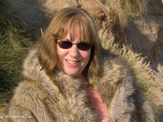 SpeedyBee - Fur Coat On The Beach Gallery