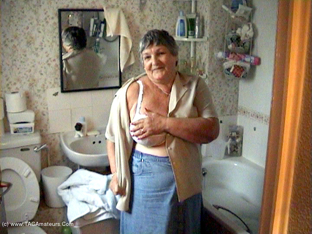 Grandma Libby - Libby's Bathtime video