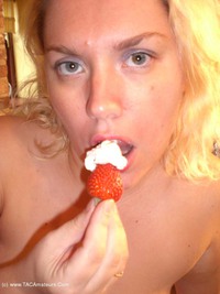 Strawberry's & Cream featuring Barby