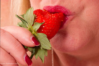 Strawberry Time featuring SpeedyBee Free Pic 1
