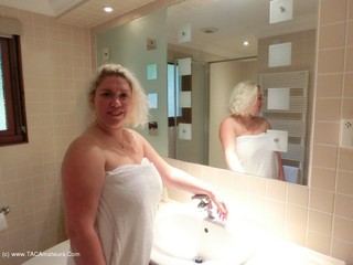 Barby - Barby In The Shower Video