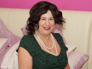 SpeedyBee - The Green Dress Gallery