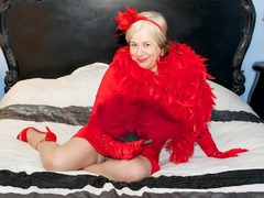SpeedyBee - On The Bed In Red Gallery