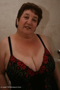 Hot n horny in the bathroom featuring Kinky Carol