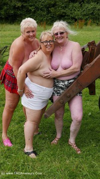 Three Curvy Ladies In A Field featuring Lexie Cummings