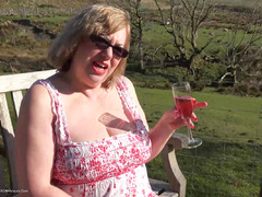 SpeedyBee - Squirting On The Bench Pt1 Video