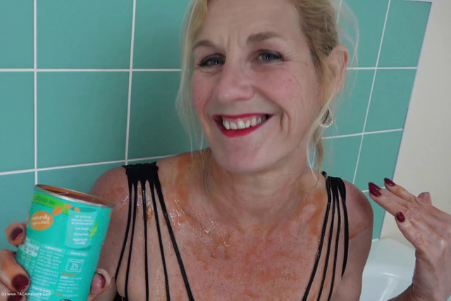 Molly MILF - Beanz In The Bath Pt2 video
