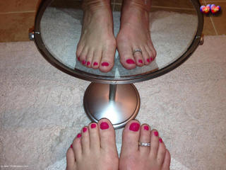 Busty Bliss - Mirrored Toes  Pussy Spread Wide Open Gallery