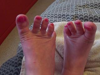 CougarBabe Jolee - Mesmerised By My Pretty Pink Toes