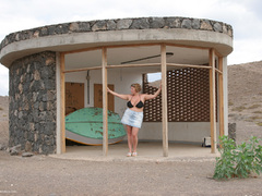 Curvy Claire - Xmas In A Bikini Gallery