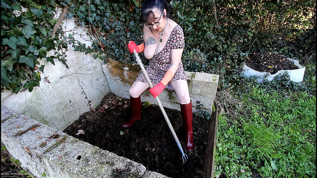 Mary Bitch - In Manure With Rubber Boots & Gloves Pt1 video