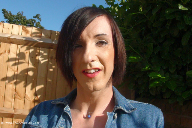 Dirty Doctor - Lisa In The Pub Garden video
