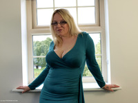 Hotwife In Teal featuring Sindy Bust Free Pic 1