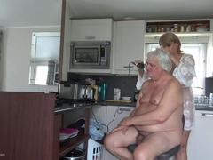 Phillipas Ladies - Dimonty Cuts A Clients Hair Video