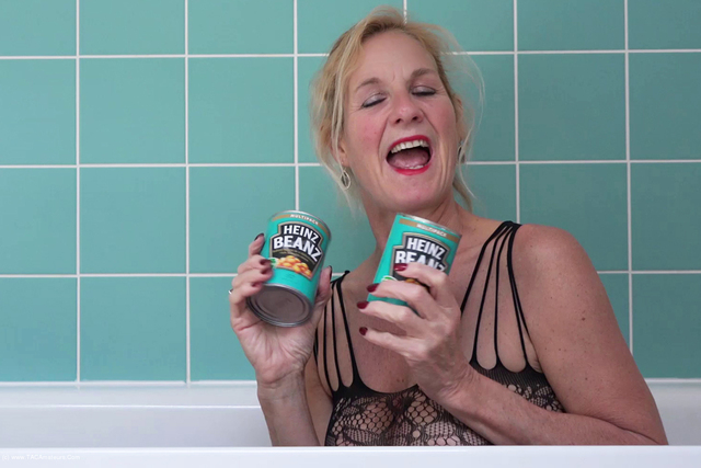 Molly MILF - Beanz In The Bath video