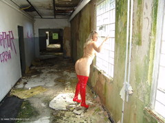 Sweet Susi - Sexy Milf In A Condemned House Gallery