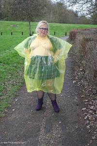 Flashing In The Rain featuring Lexie Cummings