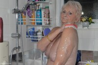 More fun in the shower featuring Sparkle Free Pic 1