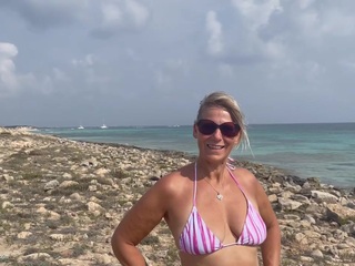 Sweet Susi - Squirting On The Beach