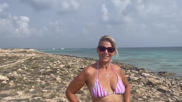 Sweet Susi - Squirting On The Beach video